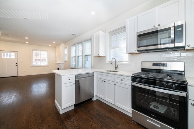 187 Pelham Rd in New Rochelle, NY - Building Photo - Building Photo