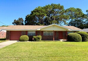 3 Lakeview Dr in Mary Esther, FL - Building Photo