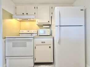 2525 W Bay Dr in Belleair Bluffs, FL - Building Photo - Building Photo