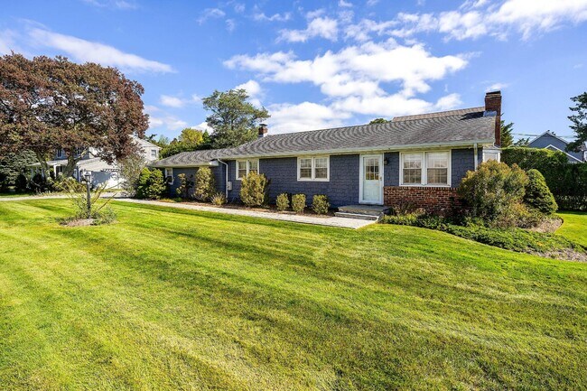 66 Halsey Rd in Remsenburg, NY - Building Photo - Building Photo
