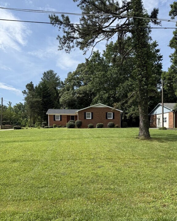 5711 Roundtable Rd in Greensboro, NC - Building Photo