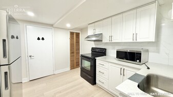 65 Bethune Blvd in Toronto, ON - Building Photo