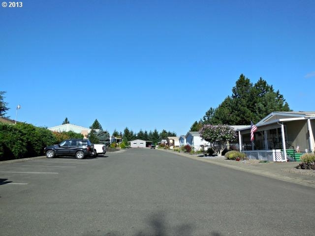 Twin Oaks Mobile Estate in Winston, OR - Building Photo