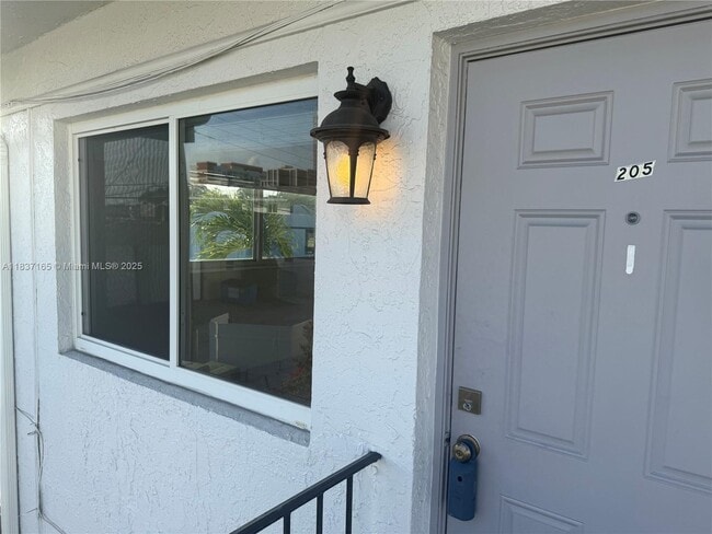 715 NE 2nd Ave in Fort Lauderdale, FL - Building Photo - Building Photo
