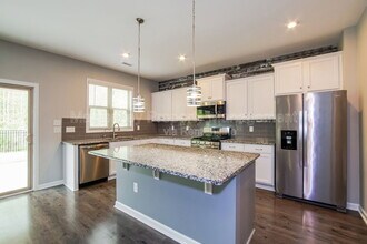 550 W Copenhaver Dr in Clayton, NC - Building Photo - Building Photo