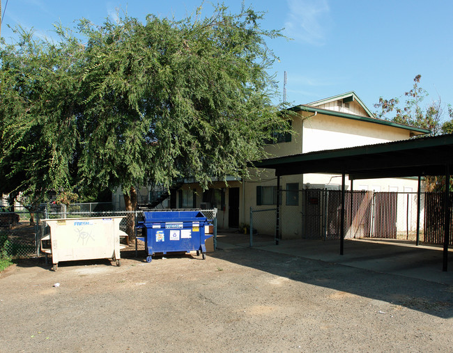 31 Saginaw Way in Fresno, CA - Foto de edificio - Building Photo