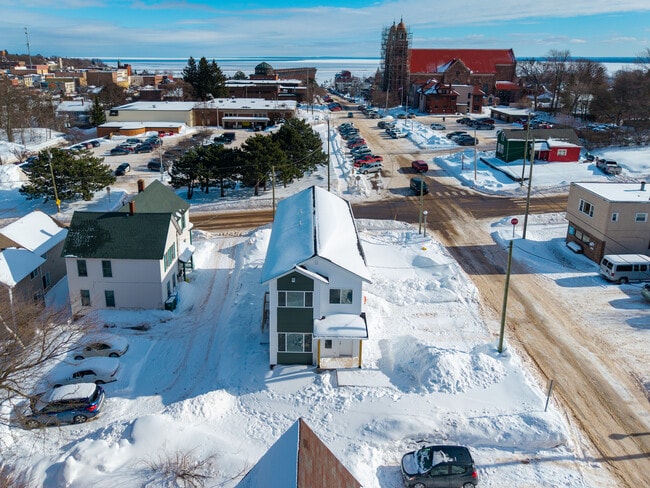 412 W Baraga Ave in Marquette, MI - Foto de edificio - Building Photo