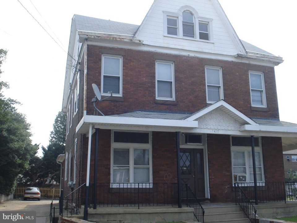 7437 Oxford Ave in Philadelphia, PA - Building Photo