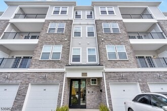 11 Veterans Wy in Morris Plains, NJ - Foto de edificio - Building Photo