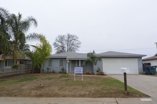 843 S Latimer St in Tulare, CA - Building Photo