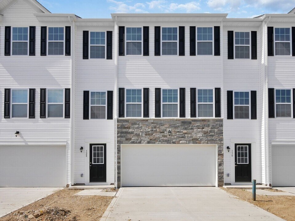128 Weeping Willow Dr in Etna, OH - Building Photo