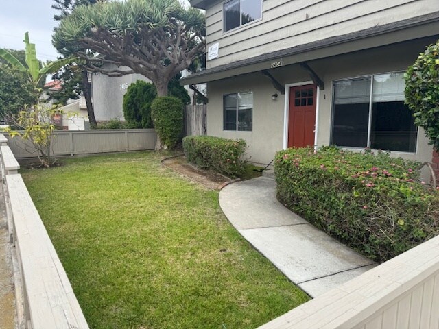 2404 Curtis Ave, Unit 2 in Redondo Beach, CA - Foto de edificio - Building Photo