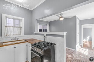 6125 Toltec Way in Los Angeles, CA - Building Photo
