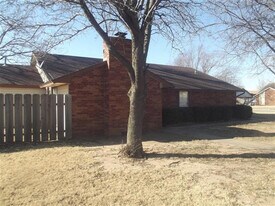 202 N Cimarron Dr in Enid, OK - Building Photo