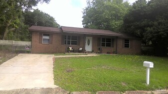 8260 Sedgefield Dr in Pensacola, FL - Building Photo