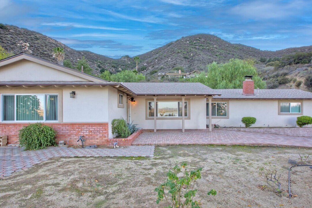 18261 Sanders Dr in Lake Elsinore, CA - Building Photo