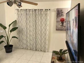 37 W 11th St-Unit -203 in Hialeah, FL - Building Photo - Building Photo