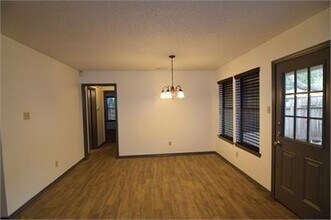 1233 Armadillo Rd in Austin, TX - Building Photo - Building Photo