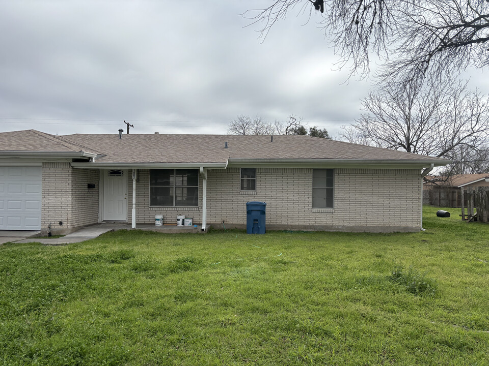 1002 Huisache St in Refugio, TX - Building Photo