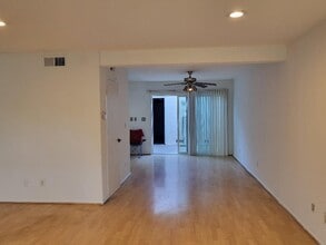 19231 Sherman Way in Reseda, CA - Foto de edificio - Building Photo