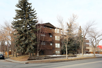 8403 Fairmount Dr in Calgary, AB - Building Photo - Building Photo