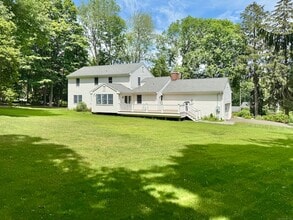 203 Skyline Ln, Unit 3 floor in Stamford, CT - Building Photo - Building Photo