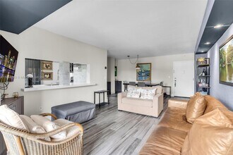 77 Crandon Blvd in Key Biscayne, FL - Building Photo - Building Photo