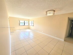 220 Lakeview Dr in Weston, FL - Building Photo - Building Photo