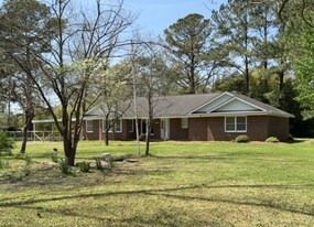 135 Yates Ln in Maysville, NC - Building Photo
