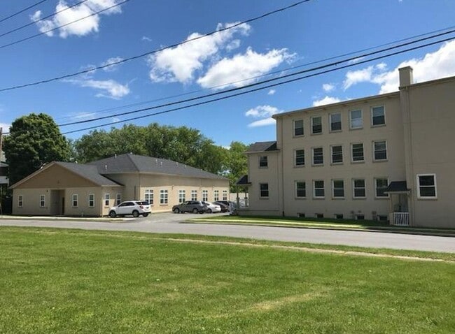 211 W State St, Unit #4 in Johnstown, NY - Building Photo - Building Photo