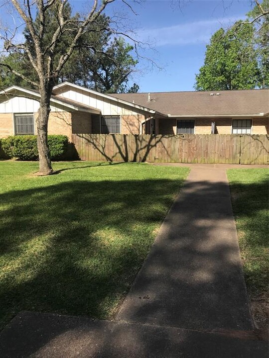 3504 Boettcher Dr in Huntsville, TX - Building Photo