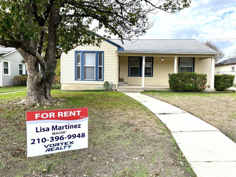 223 Shadwell Dr in San Antonio, TX - Building Photo