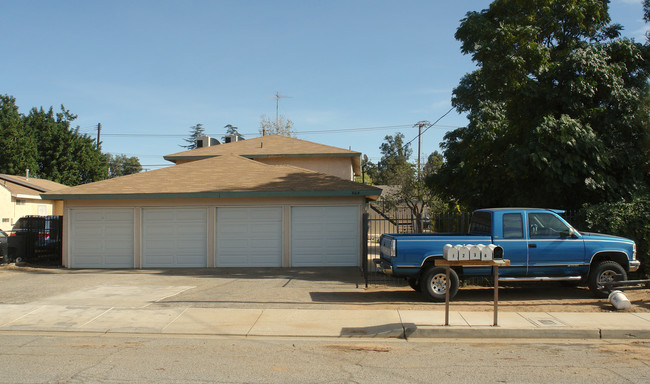 864 Wellwood Ave in Beaumont, CA - Foto de edificio - Building Photo