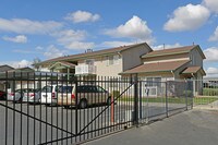 Valley Vista Apartments in Madera, CA - Foto de edificio - Building Photo