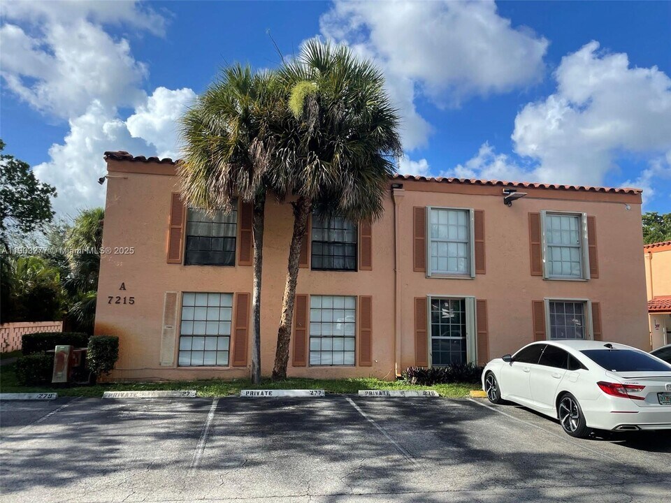 7215 Miami Lakes Dr in Miami Lakes, FL - Building Photo