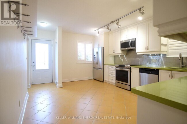 8 Lynndale Rd in Toronto, ON - Building Photo - Building Photo