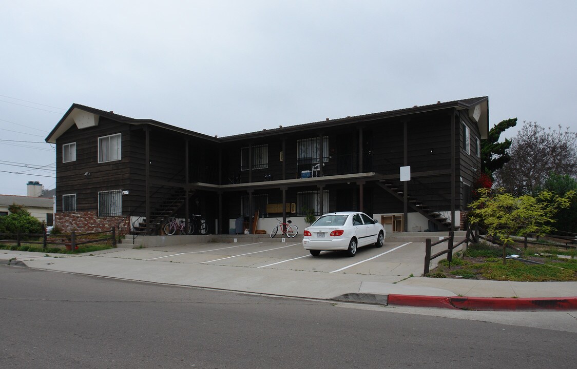 4006 Ingraham St in San Diego, CA - Building Photo