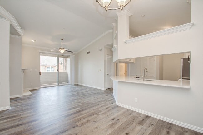 2111 Welch St, Unit A321 in Houston, TX - Building Photo - Building Photo