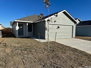 5324 Whirling Way, Unit 409 in San Antonio, TX - Foto de edificio - Building Photo