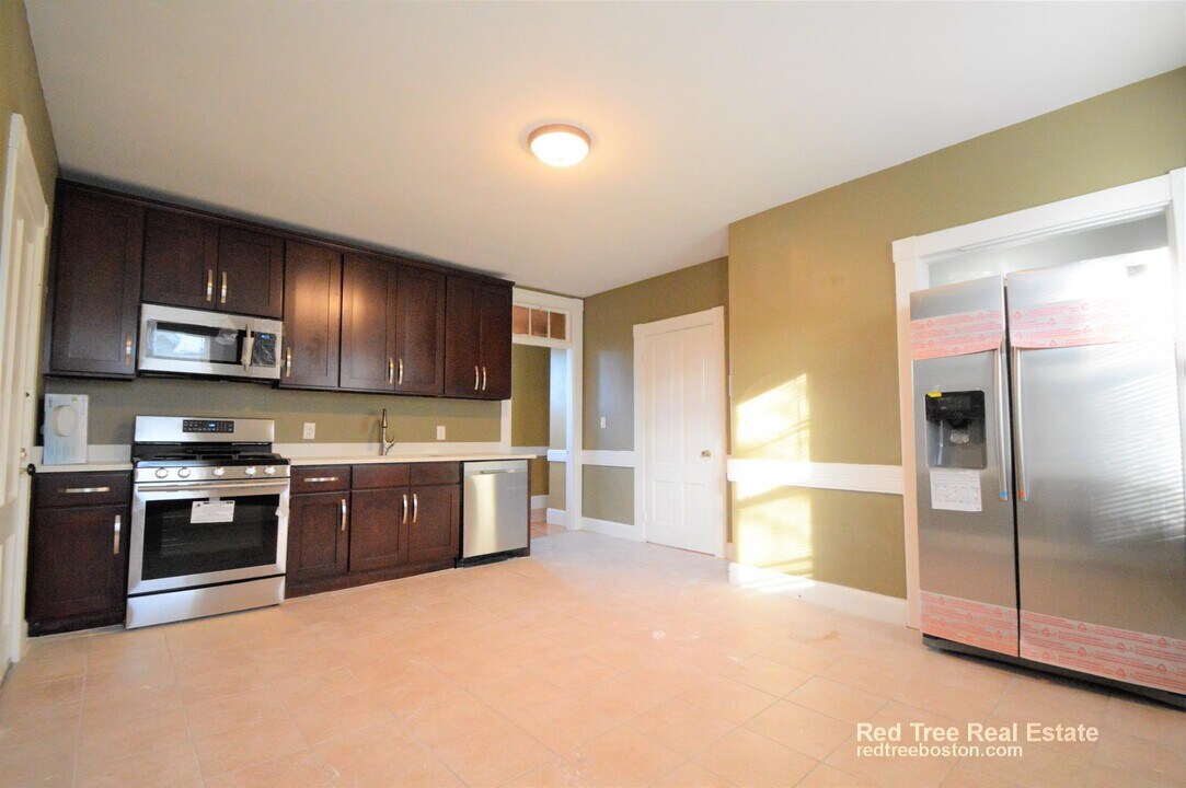 11 Treadway Rd in Boston, MA - Building Photo