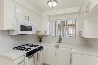 800 Meyer Lane in Redondo Beach, CA - Building Photo - Building Photo