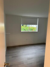 210 SW 11th St, Unit 510 in Miami, FL - Foto de edificio - Building Photo