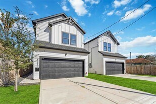 2217 Lee St in Houston, TX - Building Photo