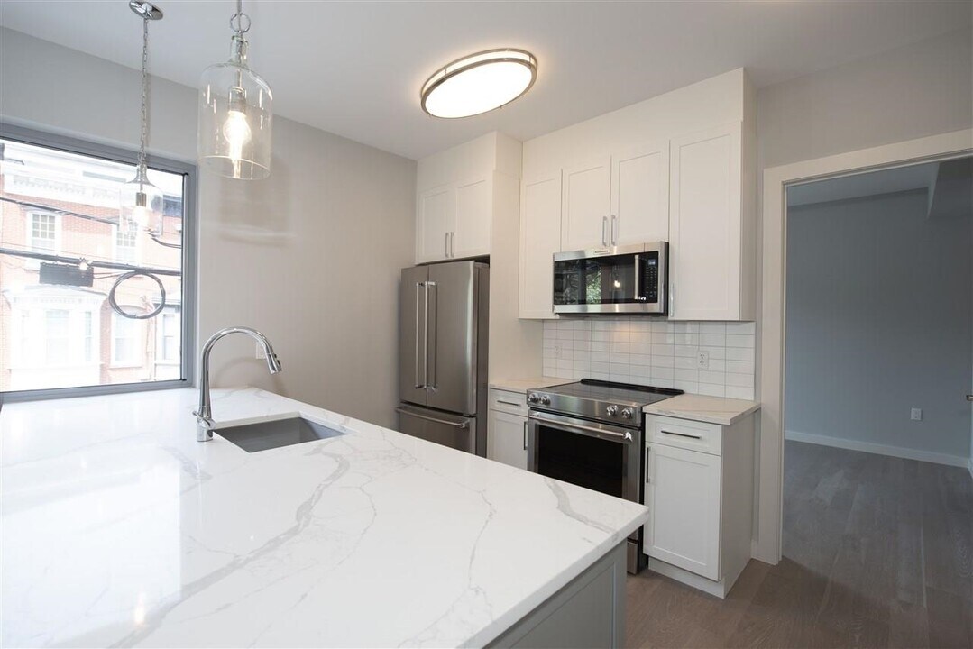 461 NEWARK Ave in Jersey City, NJ - Building Photo