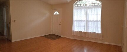 1221 NW 35th Ave in Gainesville, FL - Foto de edificio - Building Photo