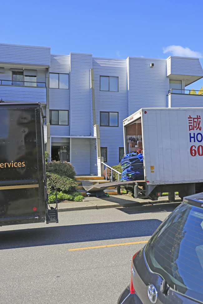 Ocean View in White Rock, BC - Building Photo - Building Photo