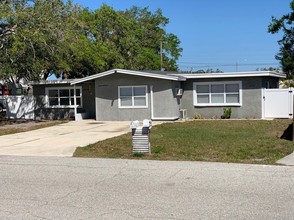 2035 Jo An Dr, Unit 2035 in Sarasota, FL - Building Photo