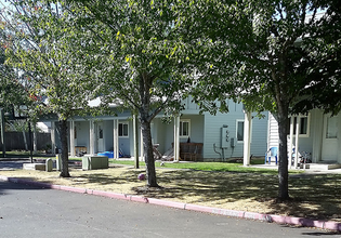 Carolina Court in Lebanon, OR - Building Photo - Building Photo