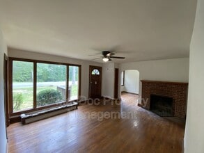 25345 Patriot Hwy in Ruther Glen, VA - Foto de edificio - Building Photo
