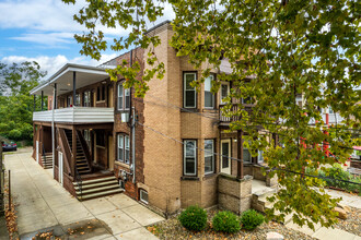 C Roberto Crossing in Cleveland, OH - Foto de edificio - Building Photo